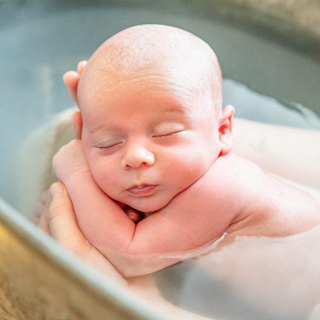 bain enveloppé bébé